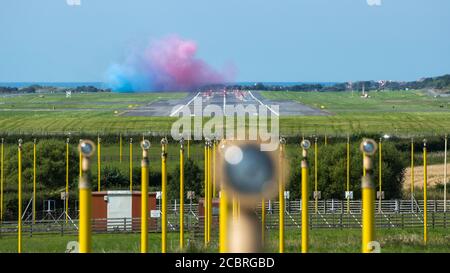 Prestwick, Scozia, Regno Unito. 15 agosto 2020. Nella foto: Il 75° anniversario del VJ Day (Festa della Vittoria in Giappone) che celebra la fine della seconda guerra mondiale, il team di visualizzazione acrobatica delle frecce rosse della Royal Airforce (RAF) si è visto decollo dall'aeroporto internazionale di Prestwick, in viaggio verso Belfast per la prossima tappa del loro prossimo volo, Alla fine terminerà a Londra più tardi questa sera per un sorvolo. Credit: Colin Fisher/Alamy Live News Foto Stock