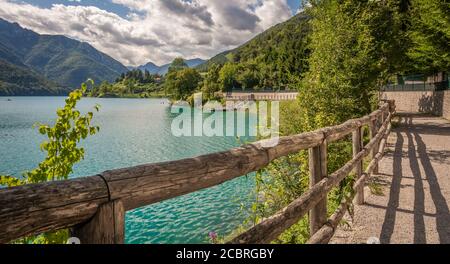 Ledro, Italia. Il lago di Ledro e le sue spiagge. Un lago alpino naturale. Fantastici colori turchese, verde e blu. Valle di Ledro, Trentino Alto Adige, Italia Foto Stock