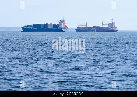 Navi portacontainer che lasciano il porto di Salonicco Macedonia Grecia - Foto: Geopix/Alamy Stock Foto Foto Stock