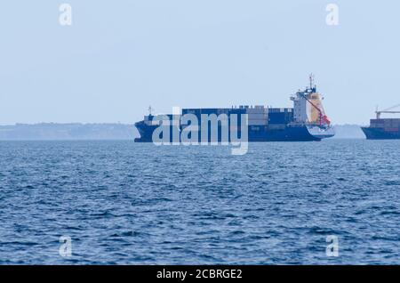 Navi portacontainer che lasciano il porto di Salonicco Macedonia Grecia - Foto: Geopix/Alamy Stock Foto Foto Stock