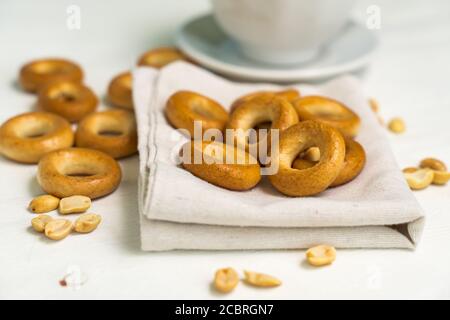 bagel freschi e arachidi su un primo piano in tovagliolo di stoffa. concetto di mattina Foto Stock