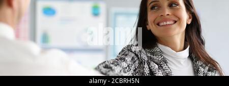 Donna sorridente in tuta Foto Stock
