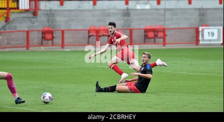 Crawley Sussex UK 15 agosto 2020 - Ashley Nadesan si avvicina per Crawley durante la Crawley Town v Crystal Palace under 23s amichevole partita di calcio pre-stagione tenuto dietro porte chiuse al People's Pension Stadium a Crawley : Credit Simon Dack / Alamy Live News Foto Stock