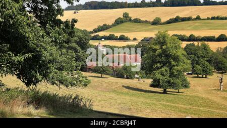 Un paesaggio rurale inglese nelle colline Chiltern con la Chiesa nella valle Foto Stock