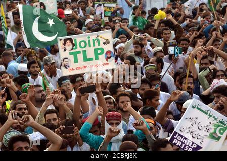 Un gran numero di pakistani che si godono e festeggiano il 14 agosto durante le celebrazioni che segnano la Giornata dell'Indipendenza del Pakistan (Giornata Nazionale) al Greater Iqbal Park di Lahore. Mentre la nazione comincia a prepararsi a celebrare la 73a Giornata dell'Indipendenza del Pakistan in modi adatti. Inoltre, i veicoli potrebbero essere visti su strade dipinte con bandiere nazionali, che mostra l'entusiasmo della gente per commemorare il giorno dell'Indipendenza del paese. La celebrazione annuale è ogni 14 agosto. Il paese ottenne la sua indipendenza dal dominio britannico il 14 agosto 1947. Durante il Foto Stock