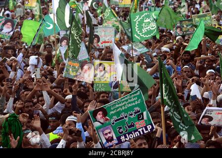 Un gran numero di pakistani che si godono e festeggiano il 14 agosto durante le celebrazioni che segnano la Giornata dell'Indipendenza del Pakistan (Giornata Nazionale) al Greater Iqbal Park di Lahore. Mentre la nazione comincia a prepararsi a celebrare la 73a Giornata dell'Indipendenza del Pakistan in modi adatti. Inoltre, i veicoli potrebbero essere visti su strade dipinte con bandiere nazionali, che mostra l'entusiasmo della gente per commemorare il giorno dell'Indipendenza del paese. La celebrazione annuale è ogni 14 agosto. Il paese ottenne la sua indipendenza dal dominio britannico il 14 agosto 1947. Durante il Foto Stock