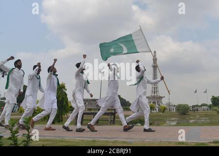 Un gran numero di pakistani che si godono e festeggiano il 14 agosto durante le celebrazioni che segnano la Giornata dell'Indipendenza del Pakistan (Giornata Nazionale) al Greater Iqbal Park di Lahore. Mentre la nazione comincia a prepararsi a celebrare la 73a Giornata dell'Indipendenza del Pakistan in modi adatti. Inoltre, i veicoli potrebbero essere visti su strade dipinte con bandiere nazionali, che mostra l'entusiasmo della gente per commemorare il giorno dell'Indipendenza del paese. La celebrazione annuale è ogni 14 agosto. Il paese ottenne la sua indipendenza dal dominio britannico il 14 agosto 1947. Durante il Foto Stock