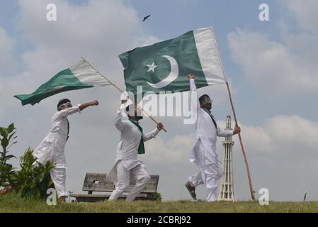 Un gran numero di pakistani che si godono e festeggiano il 14 agosto durante le celebrazioni che segnano la Giornata dell'Indipendenza del Pakistan (Giornata Nazionale) al Greater Iqbal Park di Lahore. Mentre la nazione comincia a prepararsi a celebrare la 73a Giornata dell'Indipendenza del Pakistan in modi adatti. Inoltre, i veicoli potrebbero essere visti su strade dipinte con bandiere nazionali, che mostra l'entusiasmo della gente per commemorare il giorno dell'Indipendenza del paese. La celebrazione annuale è ogni 14 agosto. Il paese ottenne la sua indipendenza dal dominio britannico il 14 agosto 1947. Durante il Foto Stock