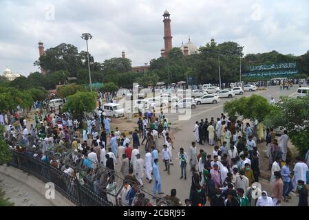 Un gran numero di pakistani che si godono e festeggiano il 14 agosto durante le celebrazioni che segnano la Giornata dell'Indipendenza del Pakistan (Giornata Nazionale) al Greater Iqbal Park di Lahore. Mentre la nazione comincia a prepararsi a celebrare la 73a Giornata dell'Indipendenza del Pakistan in modi adatti. Inoltre, i veicoli potrebbero essere visti su strade dipinte con bandiere nazionali, che mostra l'entusiasmo della gente per commemorare il giorno dell'Indipendenza del paese. La celebrazione annuale è ogni 14 agosto. Il paese ottenne la sua indipendenza dal dominio britannico il 14 agosto 1947. Durante il Foto Stock