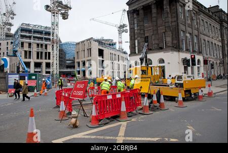 Edimburgo, Leith Street, Scozia, Regno Unito. 15 agosto 2020. Per consentire ad una grande gru di sollevare un'altra grande gru, Leith Street sarà chiusa in direzione nord dalle 00:00 venerdì 14 agosto alle 06:00 lunedì 17 agosto. Sarà inoltre chiuso verso sud dal 04.30 sabato 15 agosto fino alla fine del servizio domenica 16 agosto. Foto Stock