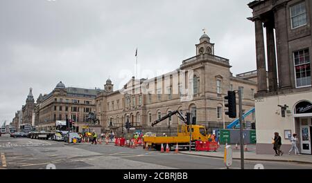 Edimburgo, Leith Street, Scozia, Regno Unito. 15 agosto 2020. Per consentire ad una grande gru di sollevare un'altra grande gru, Leith Street sarà chiusa in direzione nord dalle 00:00 venerdì 14 agosto alle 06:00 lunedì 17 agosto. Sarà inoltre chiuso verso sud dal 04.30 sabato 15 agosto fino alla fine del servizio domenica 16 agosto. Foto Stock