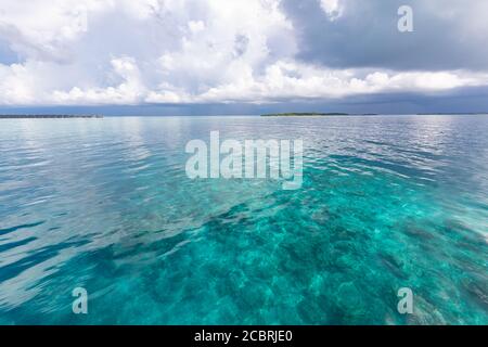 Vista panoramica estiva del mare tropicale blu o resort sull'oceano e cielo con le nuvole. Bellissima spiaggia sull'oceano. Foto Stock