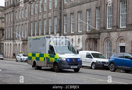 Edimburgo, Leith Street, Scozia, Regno Unito. 15 agosto 2020. Per consentire ad una grande gru di sollevare un'altra grande gru, Leith Street sarà chiusa in direzione nord dalle 00:00 venerdì 14 agosto alle 06:00 lunedì 17 agosto. Sarà inoltre chiuso verso sud dal 04.30 sabato 15 agosto fino alla fine del servizio domenica 16 agosto. Causando l'ambulanza raffigurata con le luci di emergenza che lampeggiano per deviare di circa un miglio. Foto Stock