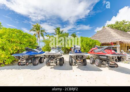 14.12.2019 - atollo Ari, Maldive: Jet ski sulla spiaggia tropicale costa, riva. Resort hotel scenario jet ski parcheggiato sulla spiaggia per i turisti Foto Stock