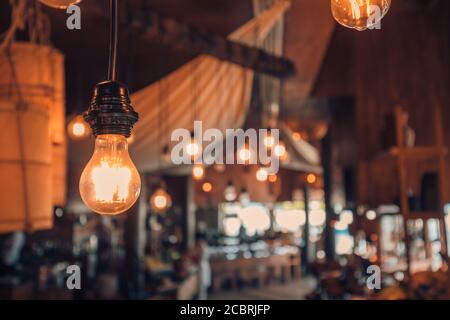 Splendido arredamento retrò di lusso con lampada luminosa. Camera calda luce caffè casa Foto Stock