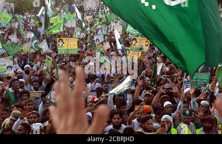 Khadim Hussain Rizvi leader di un gruppo religioso Tehreek-e-Labaik Pakistan (TLP) un partito politico religioso duro, rivolto ai sostenitori durante un raduno per celebrare la Giornata dell'Indipendenza del Pakistan a Lahore. Mentre la nazione celebra la 73esima Giornata dell'Indipendenza del Pakistan in modi adfiammenti, inoltre, i veicoli potrebbero essere visti sulle strade dipinte con i colori della bandiera nazionale, che mostra l'entusiasmo della gente per commemorare la Giornata dell'Indipendenza del paese. La celebrazione annuale è ogni 14 giorni di agosto. Il paese ottenne la sua indipendenza dal dominio britannico il 14 agosto 1947. Durante la celebrità Foto Stock