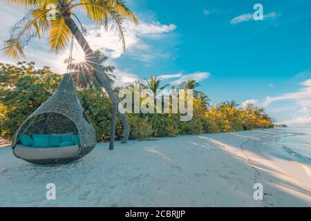 Sfondo tropicale della spiaggia come paesaggio estivo con altalena o amaca e sabbia bianca e mare calmo per striscione spiaggia. Perfetta vacanza sulla spiaggia Foto Stock
