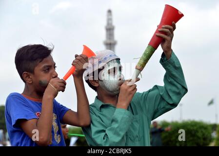 Khadim Hussain Rizvi leader di un gruppo religioso Tehreek-e-Labaik Pakistan (TLP) un partito politico religioso duro, rivolto ai sostenitori durante un raduno per celebrare la Giornata dell'Indipendenza del Pakistan a Lahore. Mentre la nazione celebra la 73esima Giornata dell'Indipendenza del Pakistan in modi adfiammenti, inoltre, i veicoli potrebbero essere visti sulle strade dipinte con i colori della bandiera nazionale, che mostra l'entusiasmo della gente per commemorare la Giornata dell'Indipendenza del paese. La celebrazione annuale è ogni 14 giorni di agosto. Il paese ottenne la sua indipendenza dal dominio britannico il 14 agosto 1947. Durante la celebrità Foto Stock