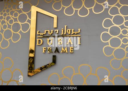 'Dubai, Emirati Arabi Uniti - 8/11/2020: Il simbolo del logo dorato della cornice di Dubai per l'architettura moderna' Foto Stock