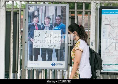 PUTNEY LONDON, REGNO UNITO - 15 AGOSTO 2020. Le persone che viaggiano sulla metropolitana di Londra si attengono soprattutto a indossare rivestimenti per il viso dopo una campagna pubblicitaria del governo e sanzioni per i passeggeri non in maschere. I viaggi sono ancora in discesa nonostante il governo che esorta la gente a tornare al lavoro Credit: amer ghazzal/Alamy Live News Foto Stock