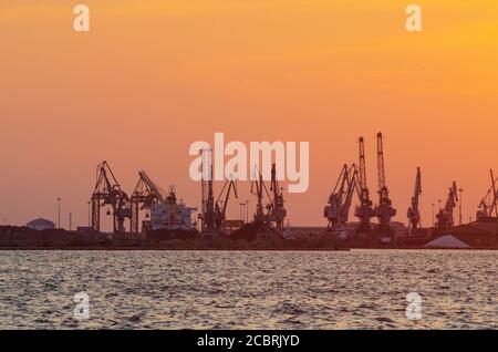 Navi portacontainer che lasciano il porto di Salonicco Macedonia Grecia - Foto: Geopix/Alamy Stock Foto Foto Stock