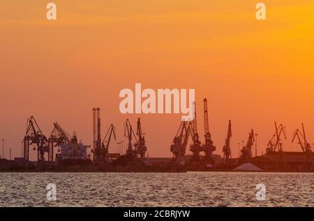 Navi portacontainer che lasciano il porto di Salonicco Macedonia Grecia - Foto: Geopix/Alamy Stock Foto Foto Stock