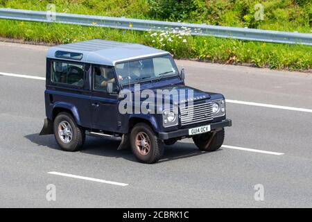 2014 Land Rover Defender 90 XS TD; veicoli in movimento per il traffico veicolare, automobili che guidano veicoli su strade del Regno Unito, motori, motori sulla rete autostradale M6. Foto Stock