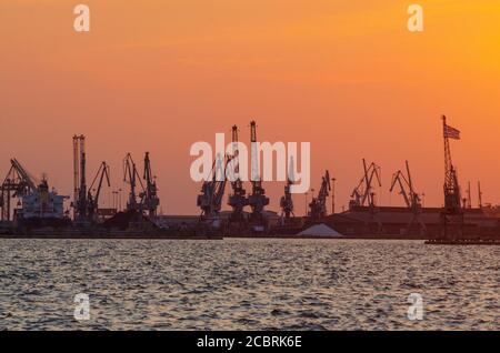 Navi portacontainer che lasciano il porto di Salonicco Macedonia Grecia - Foto: Geopix/Alamy Stock Foto Foto Stock