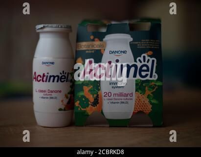 Yogurt Actimel prodotto dal marchio Danone Foto Stock