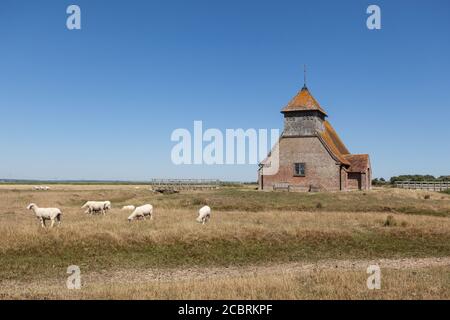 Chiesa di San Tommaso à Becket a Fairfield, Kent, in una giornata di sole. Foto Stock