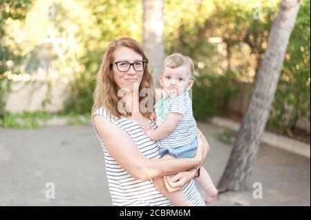 Madre e figlia al parco Foto Stock