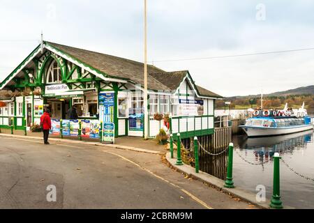 Biglietteria del molo di Ambleside e punto di partenza della barca sul lago Windermere. Foto Stock