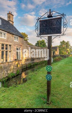 Ashton Keynes è un piccolo villaggio nel nord del Wiltshire, si trova all'interno del Cotswold Water Park con il fiume Tamigi che corre attraverso il centro, essendo su Foto Stock