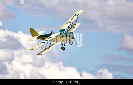 1929 Parnell Elf 'G-AAIN' in aereo al Drive-in Airshow AT Shuttleworth il 2 agosto 2020 Foto Stock
