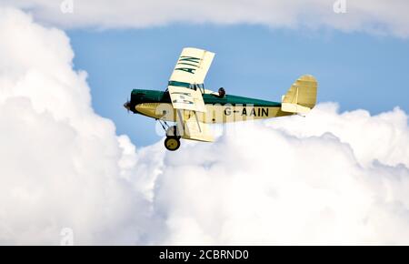 1929 Parnell Elf 'G-AAIN' in aereo al Drive-in Airshow AT Shuttleworth il 2 agosto 2020 Foto Stock