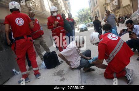 Cairo, Egitto. 15 agosto 2020. I soccorritori lavorano vicino al sito dove un edificio è parzialmente crollato nel centro di Cairo, Egitto, il 15 agosto 2020. Quattro persone sono state ferite quando un vecchio edificio nella via Qasr al-Nilo del Cairo è parzialmente crollato il sabato, secondo i rapporti. Credit: Ahmed Gomaa/Xinhua/Alamy Live News Foto Stock