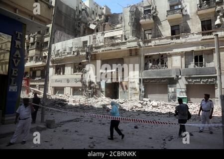 Il Cairo. 15 agosto 2020. Foto scattata il 15 agosto 2020 mostra il sito dove un edificio è parzialmente crollato nel centro del Cairo, in Egitto. Quattro persone sono state ferite quando un vecchio edificio nella via Qasr al-Nilo del Cairo è parzialmente crollato il sabato, secondo i rapporti. Credit: Ahmed Gomaa/Xinhua/Alamy Live News Foto Stock