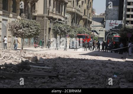 Cairo, Egitto. 15 agosto 2020. Il personale addetto alla sicurezza si trova a guardia nei pressi del sito dove un edificio è parzialmente crollato nel centro di Cairo, Egitto, il 15 agosto 2020. Quattro persone sono state ferite quando un vecchio edificio nella via Qasr al-Nilo del Cairo è parzialmente crollato il sabato, secondo i rapporti. Credit: Ahmed Gomaa/Xinhua/Alamy Live News Foto Stock