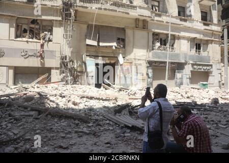 Cairo, Egitto. 15 agosto 2020. Le persone si riuniscono nel sito dove un edificio è parzialmente crollato nel centro del Cairo, Egitto, il 15 agosto 2020. Quattro persone sono state ferite quando un vecchio edificio nella via Qasr al-Nilo del Cairo è parzialmente crollato il sabato, secondo i rapporti. Credit: Ahmed Gomaa/Xinhua/Alamy Live News Foto Stock