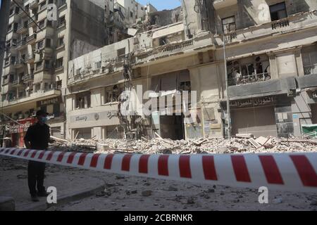 Il Cairo. 15 agosto 2020. Foto scattata il 15 agosto 2020 mostra il sito dove un edificio è parzialmente crollato nel centro del Cairo, in Egitto. Quattro persone sono state ferite quando un vecchio edificio nella via Qasr al-Nilo del Cairo è parzialmente crollato il sabato, secondo i rapporti. Credit: Ahmed Gomaa/Xinhua/Alamy Live News Foto Stock