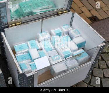 Danimarca, Stubbekbing, 21.02.2019: Bacchette in cotone EAR, vendita sulla strada vicino al negozio Foto Stock