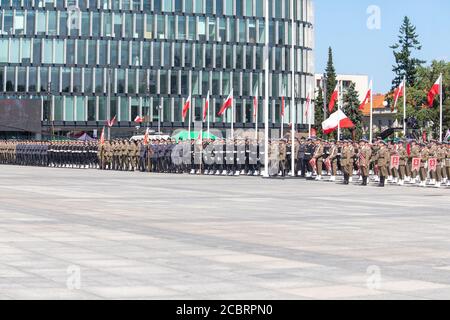 Varsavia, Polonia. 15 agosto 2020. 15 agosto 2020, Varsavia, Polonia: Piazza Pilsudski - Festa dell'Esercito Polacco - una guardia di briefing cerimoniale alla Tomba del Milite Ignoto con la partecipazione del Presidente della Repubblica di Polonia Andrzej Duda e invitati ospiti.nella foto: Credit: Grzegorz Banaszak/ZUMA Wire/Alamy Live News Foto Stock