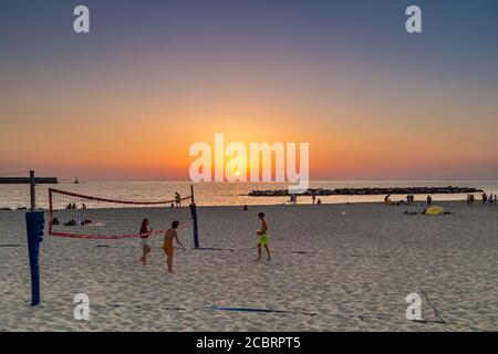SANTANGELO, ISCHIA (NA), ITALIA - 1 LUGLIO 2020: I turisti che amano il tramonto Foto Stock