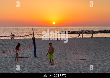 SANTANGELO, ISCHIA (NA), ITALIA - 1 LUGLIO 2020: I turisti che amano il tramonto Foto Stock