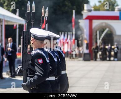 Varsavia, Polonia. 15 agosto 2020. 15 agosto 2020, Varsavia, Polonia: Piazza Pilsudski - Festa dell'Esercito Polacco - una guardia di briefing cerimoniale alla Tomba del Milite Ignoto con la partecipazione del Presidente della Repubblica di Polonia Andrzej Duda e invitati ospiti.nella foto: Credit: Grzegorz Banaszak/ZUMA Wire/Alamy Live News Foto Stock