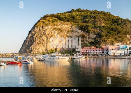 SANTANGELO, ISCHIA (NA), ITALIA - 1 LUGLIO 2020: Barche che galleggiano nel porto turistico Foto Stock