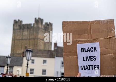 Richmond, North Yorkshire, Regno Unito - 14 giugno 2020: Un cartello Black Lives Matter si è tenuto di fronte al Richmond Castle in occasione di una protesta a Richmond, North Yorkshire Foto Stock