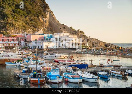 SANTANGELO, ISCHIA (NA), ITALIA - 1 LUGLIO 2020: Barche che galleggiano nel porto turistico Foto Stock