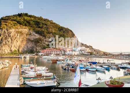 SANTANGELO, ISCHIA (NA), ITALIA - 1 LUGLIO 2020: Barche che galleggiano nel porto turistico Foto Stock