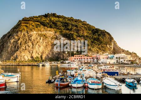SANTANGELO, ISCHIA (NA), ITALIA - 1 LUGLIO 2020: Barche che galleggiano nel porto turistico Foto Stock